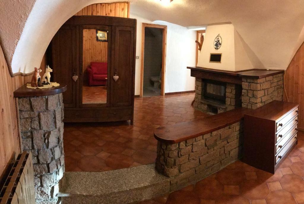 Caratteristico E Accogliente Alloggio Apartamento Aosta Exterior foto